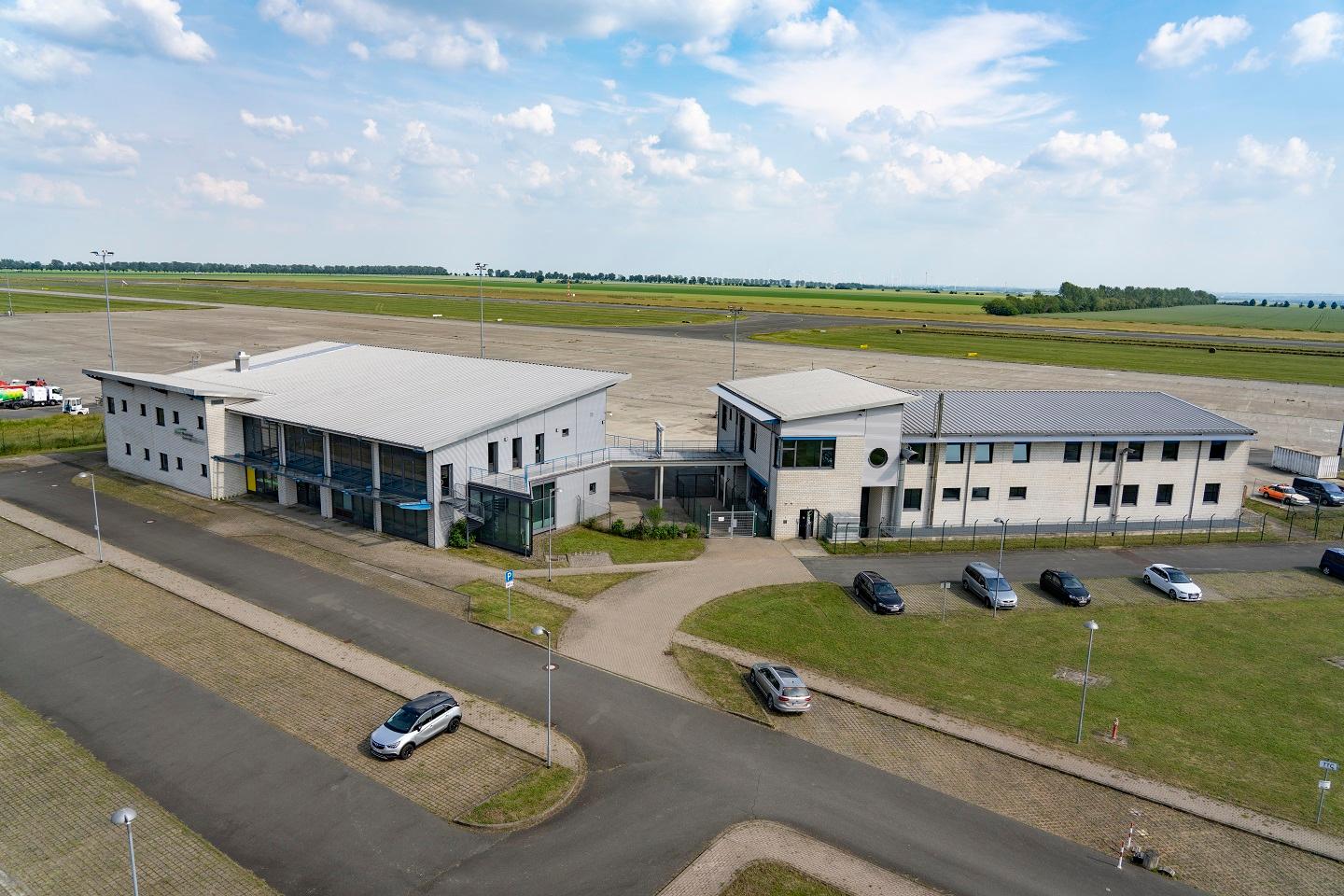 VTOL-Drohne im Testflug über dem DLR-Nationalen Erprobungszentrum für unbemannte Luftfahrtsysteme am Flughafen Magdeburg-Cochstedt, Sachsen-Anhalt.